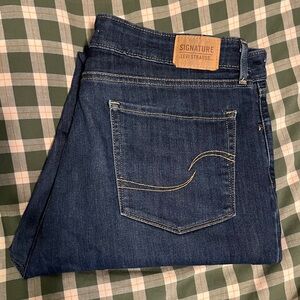 Women’s size 16 m Levi mid-rise straight jeans good condition